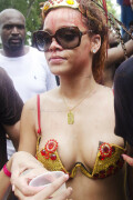 RIHANNA-Kosty555.info-04025e00ae72361a40d