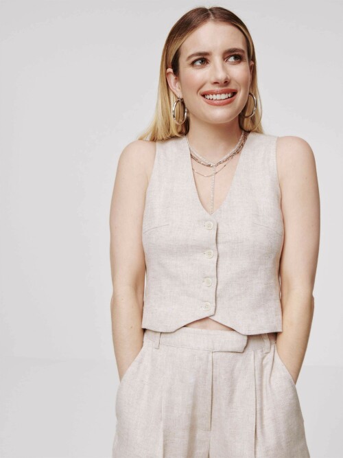 #EmmaRoberts - Daahls by Emma Roberts for About You - March 2023

Rodeo with a vintage twist

Actress and producer Emma Roberts launches her first exclusive collection with ABOUT YOU. The collection mirrors a ready-to-wear western flair with academia aesthetics touches and epitomizes Emma’s taste: Cool, preppy, and playful with a vintage touch. It features a range of matching sets in retro prints and patterns, trendy jumpsuits, double-the-denim-double-the-fun pieces, micro shorts, and playful tops – a stylish balance of rodeo elements and a funky 50s charm. The collection has an array of colors from your everyday neutrals to accents of pink, red, and denim blues. It includes a range of materials such as cotton, lyocell, and linen. The dreamy details include vintage washes, contemporary cuts, statement collars, bows, ruffles, and some book club prints.