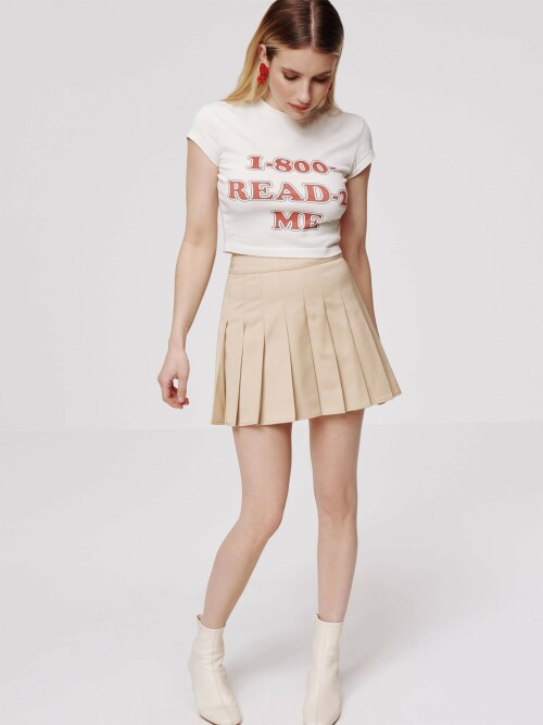 #EmmaRoberts - Daahls by Emma Roberts for About You - March 2023

Rodeo with a vintage twist

Actress and producer Emma Roberts launches her first exclusive collection with ABOUT YOU. The collection mirrors a ready-to-wear western flair with academia aesthetics touches and epitomizes Emma’s taste: Cool, preppy, and playful with a vintage touch. It features a range of matching sets in retro prints and patterns, trendy jumpsuits, double-the-denim-double-the-fun pieces, micro shorts, and playful tops – a stylish balance of rodeo elements and a funky 50s charm. The collection has an array of colors from your everyday neutrals to accents of pink, red, and denim blues. It includes a range of materials such as cotton, lyocell, and linen. The dreamy details include vintage washes, contemporary cuts, statement collars, bows, ruffles, and some book club prints.