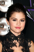 Selena-Gomez-34-Kosty555.infod020222fd2cb0b37