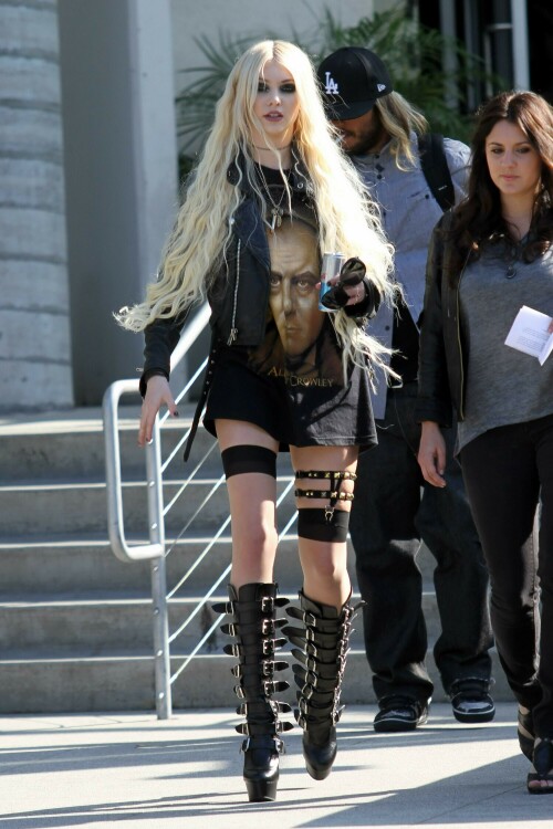 Taylor_Momsen__Kosty555.info_004c0e6f9ff7ef2fe90.jpeg