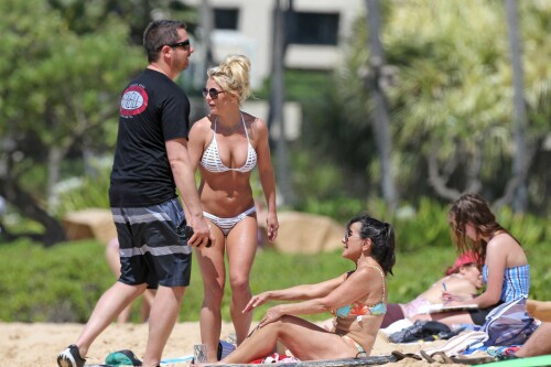 Britney Spears In A White Bikini Beach Fun in Kauai, Hawaii - April 2017

Britney Spears' Abs Are Having Their Best Week Ever

The pop star has been finding new ways to show off her midriff every single day

 It’s no accident that Britney Spears has been a world renowned pop star for coming up on 20 years now. The “Slave 4 U” singer knows that if you want to stay at the top of your game and compete with the best in the business, you’ve got to put in some serious work. That means, a lot of late nights in the studio, fittings, long rehearsals every single day, endless choreography, and of course, some serious hours logged at the gym.

Spears has clearly been taking this very seriously as she’s been proving in one bikini after the next that her body has truly never looked better. And if you are putting in all of the time to look so good, you might as well show it off, which is exactly what Britney has been up to, celebrating her abs this week in a constant parade of midriff-centric outfits.

Another day, another bikini-clad selfie seems to be the motto of this pop star’s life, especially during her current family vacation in Hawaii. The 35-year-old took her two boys and her mother, Lynne Spears, with her to the beach for a bout of wake boarding, posing for a family photo wearing a coral pink string bikini, a bead necklace, mirrored aviators, and a pair of black Birkenstocks.