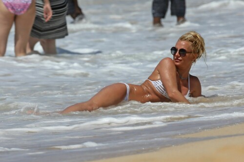 Britney Spears In A White Bikini Beach Fun in Kauai, Hawaii - April 2017

Britney Spears' Abs Are Having Their Best Week Ever

The pop star has been finding new ways to show off her midriff every single day

 It’s no accident that Britney Spears has been a world renowned pop star for coming up on 20 years now. The “Slave 4 U” singer knows that if you want to stay at the top of your game and compete with the best in the business, you’ve got to put in some serious work. That means, a lot of late nights in the studio, fittings, long rehearsals every single day, endless choreography, and of course, some serious hours logged at the gym.

Spears has clearly been taking this very seriously as she’s been proving in one bikini after the next that her body has truly never looked better. And if you are putting in all of the time to look so good, you might as well show it off, which is exactly what Britney has been up to, celebrating her abs this week in a constant parade of midriff-centric outfits.

Another day, another bikini-clad selfie seems to be the motto of this pop star’s life, especially during her current family vacation in Hawaii. The 35-year-old took her two boys and her mother, Lynne Spears, with her to the beach for a bout of wake boarding, posing for a family photo wearing a coral pink string bikini, a bead necklace, mirrored aviators, and a pair of black Birkenstocks.