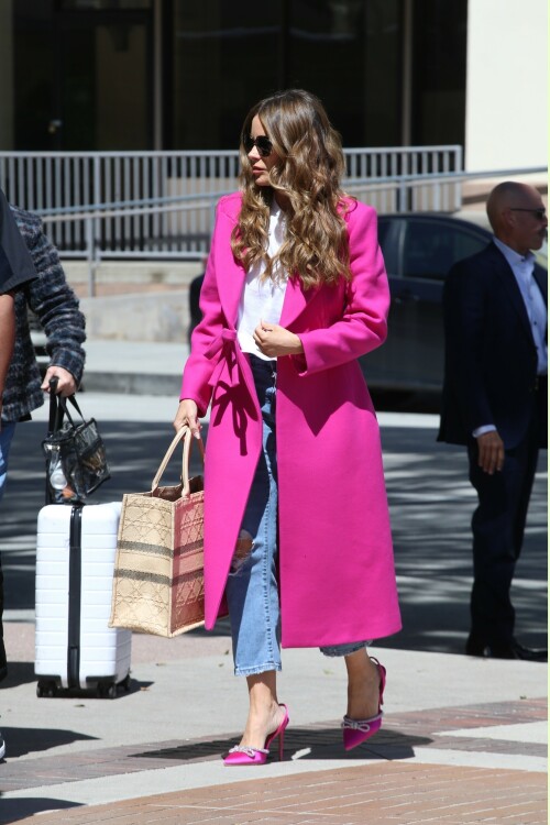 Outfit: Valentino Diagonal Double Wool Coat with Bow Detail
Bag: Dior Medium Dior Book Tote Natural Cannage Raffia