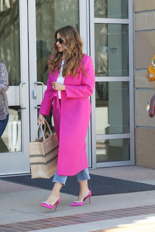 Outfit: Valentino Diagonal Double Wool Coat with Bow Detail
Bag: Dior Medium Dior Book Tote Natural Cannage Raffia