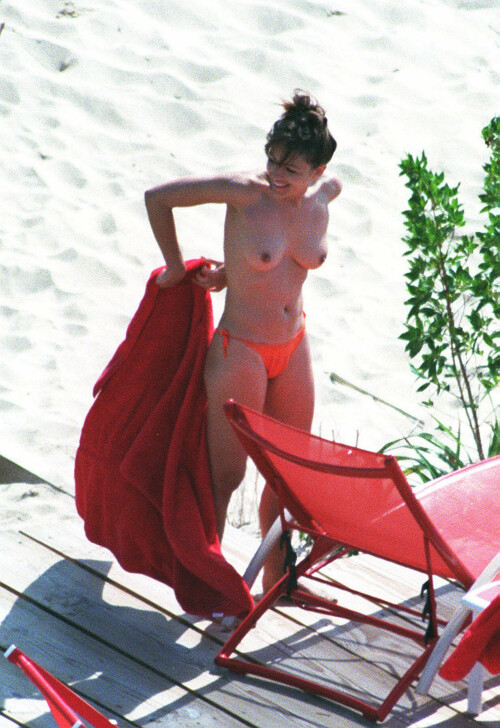 Elizabeth Hurley Sunbathing Topless, Showing Her Amazing Boobs And Looks Perfect - June 24, 2000