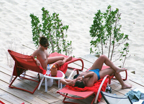 Elizabeth Hurley Sunbathing Topless, Showing Her Amazing Boobs  And Looks Perfect - June 24, 2000