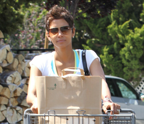 Halle Berry | shopping at Bristol Farms grocery store in Los Angeles - May 21, 2011