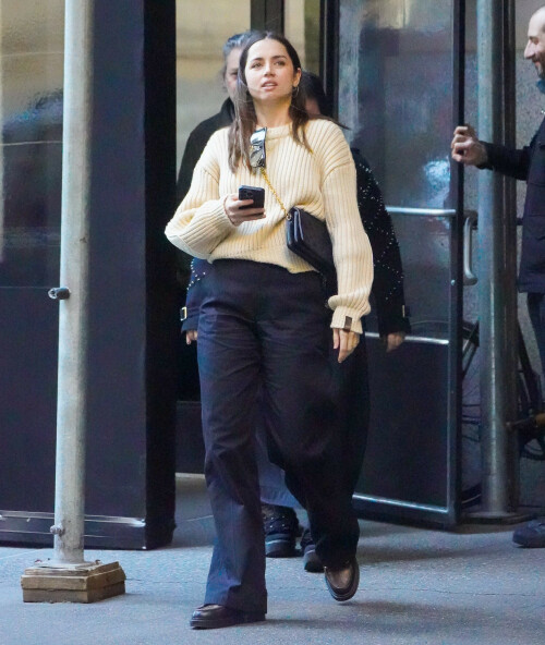 Ana de Armas Candids In New York City - April 9, 2023

Wearing: Louis Vuitton Elbow Patch Ribbed Pullover + Louis Vuitton Dressy Wide-Leg Pants + Louis Vuitton Academy Loafer + Louis Vuitton Pochette Coussin