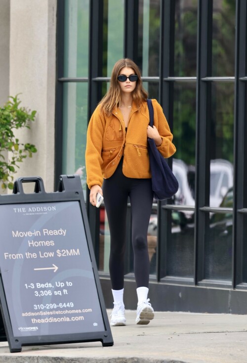 Kaia Gerber is seen in Los Angeles, California - April 17, 2023

Her Celebrity Style: Free People Hit the Slopes Fleece Jacket + Alo Yoga High-Waist Airlift Legging + Celine S193 Sunglasses