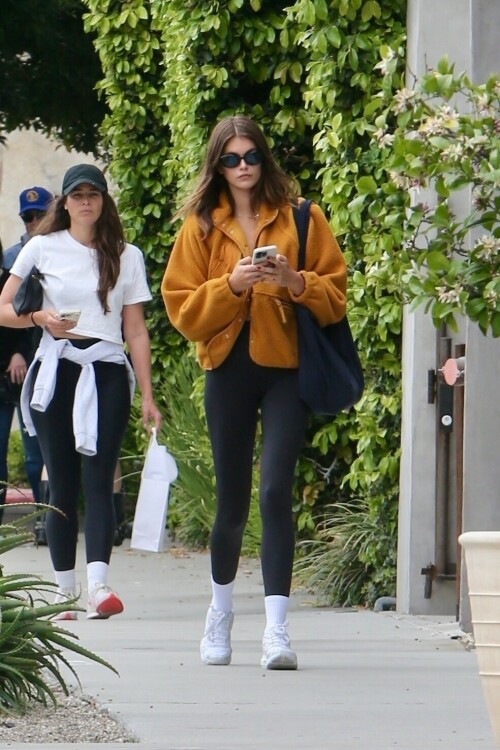 Kaia Gerber is seen in Los Angeles, California - April 17, 2023

Her Celebrity Style: Free People Hit the Slopes Fleece Jacket + Alo Yoga High-Waist Airlift Legging + Celine S193 Sunglasses