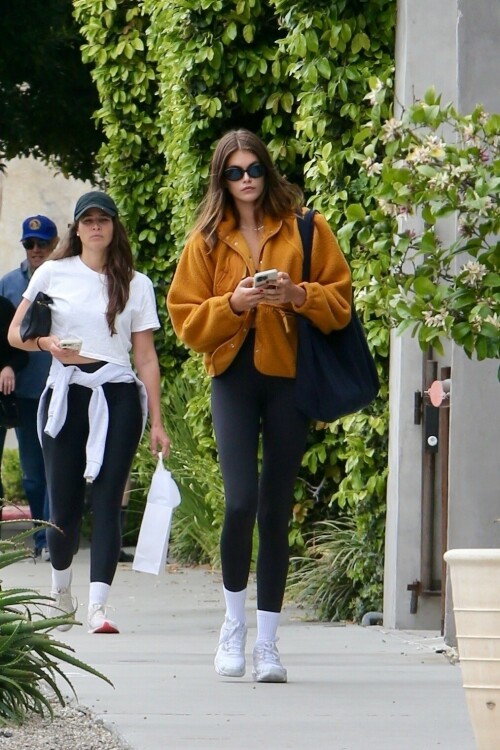 Kaia Gerber is seen in Los Angeles, California - April 17, 2023

Her Celebrity Style: Free People Hit the Slopes Fleece Jacket + Alo Yoga High-Waist Airlift Legging + Celine S193 Sunglasses