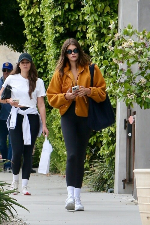 Kaia Gerber is seen in Los Angeles, California - April 17, 2023

Her Celebrity Style: Free People Hit the Slopes Fleece Jacket + Alo Yoga High-Waist Airlift Legging + Celine S193 Sunglasses