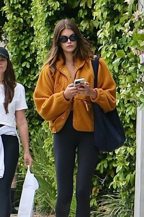 Kaia Gerber is seen in Los Angeles, California - April 17, 2023

Her Celebrity Style: Free People Hit the Slopes Fleece Jacket + Alo Yoga High-Waist Airlift Legging + Celine S193 Sunglasses