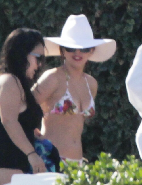Lady_Gaga_Bikini_Mexico_June62013_160cb16e6abbd7b7a1.jpeg