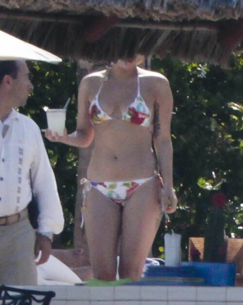 Lady_Gaga_Bikini_Mexico_June62013_202a0a64e4f742eaa3