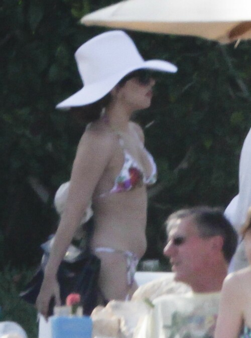 Lady Gaga enjoy the sunshine and lemonade in Mexico - June 6, 2013