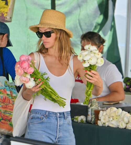 Olivia Wilde - Candids In Silver Lake, Los Angeles, California - April 22, 2023