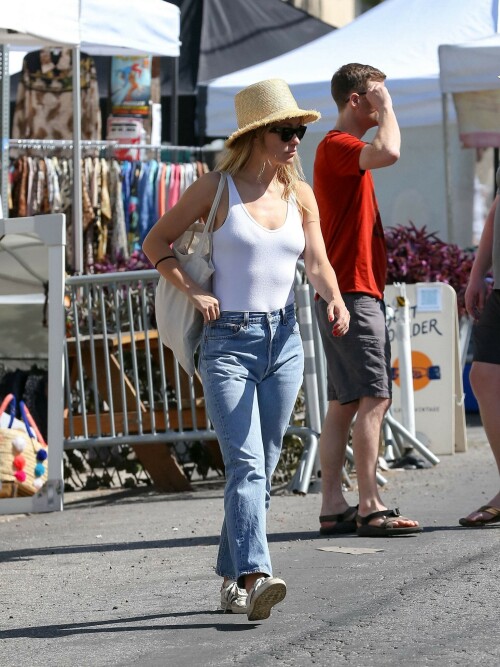 Olivia Wilde - Candids In Silver Lake, Los Angeles, California - April 22, 2023