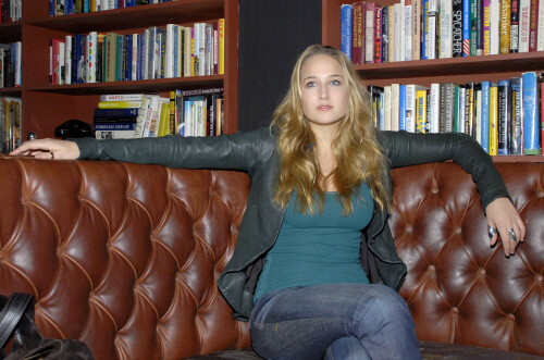 Leelee-Sobieski-Kosty555.info-02cda6832982291a6c.jpeg