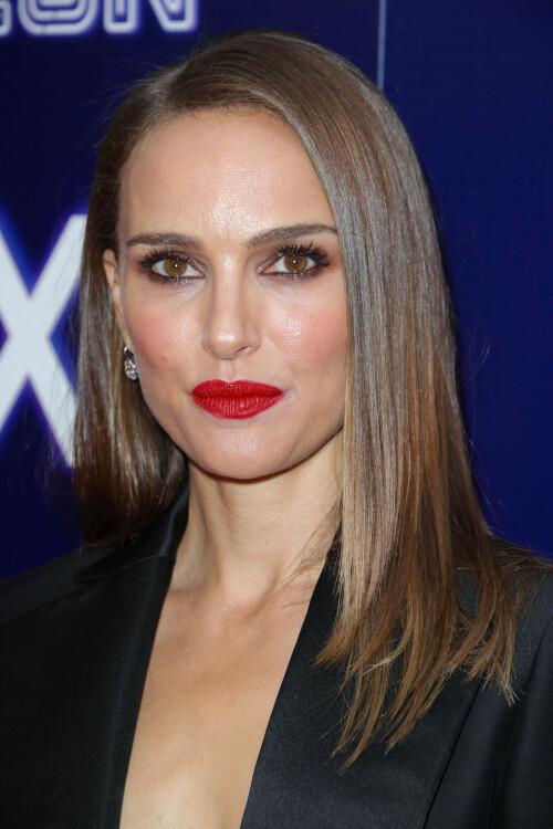 Natalie Portman - Neon's 'Vox Lux' premiere at ArcLight Hollywood - December 5, 2018

Natalie Portman attends "Vox Lux" premiere in L.A.

Cast member Natalie Portman attends the premiere of the motion picture drama "Vox Lux" at the Arclight Cinema Dome in the Hollywood section of Los Angeles on December 5, 2018. "Vox Lux" follows the rise of Celeste from the ashes of a major national tragedy to pop super stardom. The film spans 18 years and traces important cultural moments through her eyes, starting in 1999 and concluding in 2017.

Natalie Portman – Long Straight Hairstyle – Neon’s “Vox Lux” Los Angeles Premiere

Black Swan actress Natalie Portman attended Neon’s “Vox Lux” Los Angeles Premiere with a sleek long straight hairstyle styled by celebrity hairstylist Adam Campell.

Stylist: Ryan Hastings
Makeup: Melanie Inglessis
Outfit: Christian Dior Spring 2018