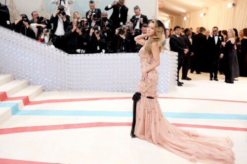 Sydney Sweeney Served Major Barbie Vibes At the Met Gala

From her hair bow to her toes.

Is it too late to add an extra cast member to the Barbie movie? Because Sydney Sweeney is serving major barbiecore vibes at the 2023 Met Gala, and I think I speak for everyone when I say we want more of it. Let’s break it down.

First the hair—the star’s gorgeous blonde strands were given a voluminous blowout (the work no doubt of her hair stylist Glen Oropeza) giving her a lift at the roots and effortlessly wispy ends. To complement her bouncy finish, she draped a large black bow over the top of her head which was a nod to a similar accent at the bottom of her gown. As she walked the steps, her hair had that sort of easy movement that only seems possible on movie sets.

Sweeney also had her makeup artist Melissa Hernandez prep her skin with Laneige products and use a full face of Armani Beauty to create her glowy airbrushed glam. Hernandez used the brand's signature Luminous Silk Foundation ($69) for complexion, a hint of blush, and a custom blend of liquid eye tints to create what she called a "rosy-champagne" shade—a subtle, yet effective pink accent that pulled the entire look together. But it didn’t stop there, manicurist Zola Ganzorigt also gave Sweeney the Barbie treatment by embellishing her bubblegum pink almond shaped nails with what looks like tiny pearls or crystals, for an elevated version of a French nail we all know and love.

Then there is the fashion. If Barbie went to the Met Gala, I can’t help but think this is what she would wear. The Miu Miu gown hugged Sweeney’s curves in all the right places, and the mermaid silhouette was complete with blush tulle fabric and adorned with gemstones flowers from the top down. It's giving classic and effortless glamor, fit for a Barbie doll.

#SydneySweeney