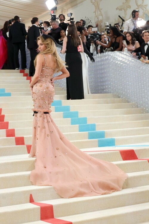 Sydney Sweeney Served Major Barbie Vibes At the Met Gala

From her hair bow to her toes.

Is it too late to add an extra cast member to the Barbie movie? Because Sydney Sweeney is serving major barbiecore vibes at the 2023 Met Gala, and I think I speak for everyone when I say we want more of it. Let’s break it down.

First the hair—the star’s gorgeous blonde strands were given a voluminous blowout (the work no doubt of her hair stylist Glen Oropeza) giving her a lift at the roots and effortlessly wispy ends. To complement her bouncy finish, she draped a large black bow over the top of her head which was a nod to a similar accent at the bottom of her gown. As she walked the steps, her hair had that sort of easy movement that only seems possible on movie sets.

Sweeney also had her makeup artist Melissa Hernandez prep her skin with Laneige products and use a full face of Armani Beauty to create her glowy airbrushed glam. Hernandez used the brand's signature Luminous Silk Foundation ($69) for complexion, a hint of blush, and a custom blend of liquid eye tints to create what she called a "rosy-champagne" shade—a subtle, yet effective pink accent that pulled the entire look together. But it didn’t stop there, manicurist Zola Ganzorigt also gave Sweeney the Barbie treatment by embellishing her bubblegum pink almond shaped nails with what looks like tiny pearls or crystals, for an elevated version of a French nail we all know and love.

Then there is the fashion. If Barbie went to the Met Gala, I can’t help but think this is what she would wear. The Miu Miu gown hugged Sweeney’s curves in all the right places, and the mermaid silhouette was complete with blush tulle fabric and adorned with gemstones flowers from the top down. It's giving classic and effortless glamor, fit for a Barbie doll.

#SydneySweeney