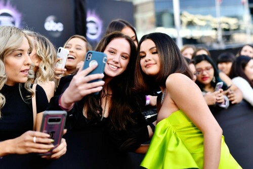 Selena Gomez Shines Bright in Versace at the 2019 American Music Awards

Selena Gomez shined bright on the red carpet of the 2019 American Music Awards on Sunday, November 24, at Los Angeles’ Microsoft Theater.

The I Can’t Get Enough singer stunned in a strapless chartreuse Versace minidress with a ruffle detail and gold buttons running down along the side. She accessorized the look with perfectly matching neon green pumps and a Roberto Coin diamond and platinum Pharaoh necklace. The look was styled by Kate Young.

Her lime green ensemble wasn’t the only thing that had Us turning heads: She also exchanged her signature long tresses for a chic, shoulder length bob, created by longtime hair pro Marissa Marino. The lob featured fresh curled-under ends with major volume and bounce.

As for makeup, Gomez literally glowed on the red carpet thanks to golden-bronze eyeshadow, lined lids and matte nude lips done by the singer’s steady makeup artist Hung Vanngo.

Gomez, 27, opened the award show singing new music “Lose You to Love Me” and “Look at Her Now” in a silver mirrored gown and added silver glitter and black lined rims to her eye makeup. She also updated her lob with bent waves.

Gomez previously opened the AMAs in 2014, 2015 and most recently, in 2017, when she sang her song “Wolves.” This marks her first live performance in two years.

In October, the songstress released “Lose You to Love Me,” a ballad about her relationship with ex-boyfriend Justin Bieber, whom she dated on and off from 2011 to 2018. A source told Us Weekly at the time that gut-wrenching track was “inspired” by her breakup with the “What Do You Mean?” singer.

Also taking the stage is Gomez’s BFF, Taylor Swift. Swift, who is being honored with artist of the decade, has found herself in the center of some drama ahead of her own performance. Earlier this month, the pop star called out music manager Scooter Braun and Big Machine Records CEO Scott Borchetta, claiming they were blocking her from performing any of her older songs from her back catalog at the ABC show.

Gomez was one of the first to speak out in support of the “Lover” songstress.

usmagazine.com

#SelenaGomez