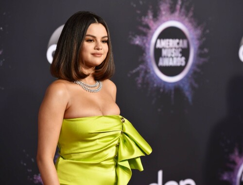 Selena Gomez Shines Bright in Versace at the 2019 American Music Awards

Selena Gomez shined bright on the red carpet of the 2019 American Music Awards on Sunday, November 24, at Los Angeles’ Microsoft Theater.

The I Can’t Get Enough singer stunned in a strapless chartreuse Versace minidress with a ruffle detail and gold buttons running down along the side. She accessorized the look with perfectly matching neon green pumps and a Roberto Coin diamond and platinum Pharaoh necklace. The look was styled by Kate Young.

Her lime green ensemble wasn’t the only thing that had Us turning heads: She also exchanged her signature long tresses for a chic, shoulder length bob, created by longtime hair pro Marissa Marino. The lob featured fresh curled-under ends with major volume and bounce.

As for makeup, Gomez literally glowed on the red carpet thanks to golden-bronze eyeshadow, lined lids and matte nude lips done by the singer’s steady makeup artist Hung Vanngo.

Gomez, 27, opened the award show singing new music “Lose You to Love Me” and “Look at Her Now” in a silver mirrored gown and added silver glitter and black lined rims to her eye makeup. She also updated her lob with bent waves.

Gomez previously opened the AMAs in 2014, 2015 and most recently, in 2017, when she sang her song “Wolves.” This marks her first live performance in two years.

In October, the songstress released “Lose You to Love Me,” a ballad about her relationship with ex-boyfriend Justin Bieber, whom she dated on and off from 2011 to 2018. A source told Us Weekly at the time that gut-wrenching track was “inspired” by her breakup with the “What Do You Mean?” singer.

Also taking the stage is Gomez’s BFF, Taylor Swift. Swift, who is being honored with artist of the decade, has found herself in the center of some drama ahead of her own performance. Earlier this month, the pop star called out music manager Scooter Braun and Big Machine Records CEO Scott Borchetta, claiming they were blocking her from performing any of her older songs from her back catalog at the ABC show.

Gomez was one of the first to speak out in support of the “Lover” songstress.

usmagazine.com

#SelenaGomez