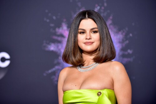 Selena Gomez Shines Bright in Versace at the 2019 American Music Awards

Selena Gomez shined bright on the red carpet of the 2019 American Music Awards on Sunday, November 24, at Los Angeles’ Microsoft Theater.

The I Can’t Get Enough singer stunned in a strapless chartreuse Versace minidress with a ruffle detail and gold buttons running down along the side. She accessorized the look with perfectly matching neon green pumps and a Roberto Coin diamond and platinum Pharaoh necklace. The look was styled by Kate Young.

Her lime green ensemble wasn’t the only thing that had Us turning heads: She also exchanged her signature long tresses for a chic, shoulder length bob, created by longtime hair pro Marissa Marino. The lob featured fresh curled-under ends with major volume and bounce.

As for makeup, Gomez literally glowed on the red carpet thanks to golden-bronze eyeshadow, lined lids and matte nude lips done by the singer’s steady makeup artist Hung Vanngo.

Gomez, 27, opened the award show singing new music “Lose You to Love Me” and “Look at Her Now” in a silver mirrored gown and added silver glitter and black lined rims to her eye makeup. She also updated her lob with bent waves.

Gomez previously opened the AMAs in 2014, 2015 and most recently, in 2017, when she sang her song “Wolves.” This marks her first live performance in two years.

In October, the songstress released “Lose You to Love Me,” a ballad about her relationship with ex-boyfriend Justin Bieber, whom she dated on and off from 2011 to 2018. A source told Us Weekly at the time that gut-wrenching track was “inspired” by her breakup with the “What Do You Mean?” singer.

Also taking the stage is Gomez’s BFF, Taylor Swift. Swift, who is being honored with artist of the decade, has found herself in the center of some drama ahead of her own performance. Earlier this month, the pop star called out music manager Scooter Braun and Big Machine Records CEO Scott Borchetta, claiming they were blocking her from performing any of her older songs from her back catalog at the ABC show.

Gomez was one of the first to speak out in support of the “Lover” songstress.

usmagazine.com

#SelenaGomez