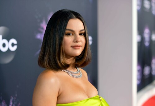 Selena Gomez Shines Bright in Versace at the 2019 American Music Awards

Selena Gomez shined bright on the red carpet of the 2019 American Music Awards on Sunday, November 24, at Los Angeles’ Microsoft Theater.

The I Can’t Get Enough singer stunned in a strapless chartreuse Versace minidress with a ruffle detail and gold buttons running down along the side. She accessorized the look with perfectly matching neon green pumps and a Roberto Coin diamond and platinum Pharaoh necklace. The look was styled by Kate Young.

Her lime green ensemble wasn’t the only thing that had Us turning heads: She also exchanged her signature long tresses for a chic, shoulder length bob, created by longtime hair pro Marissa Marino. The lob featured fresh curled-under ends with major volume and bounce.

As for makeup, Gomez literally glowed on the red carpet thanks to golden-bronze eyeshadow, lined lids and matte nude lips done by the singer’s steady makeup artist Hung Vanngo.

Gomez, 27, opened the award show singing new music “Lose You to Love Me” and “Look at Her Now” in a silver mirrored gown and added silver glitter and black lined rims to her eye makeup. She also updated her lob with bent waves.

Gomez previously opened the AMAs in 2014, 2015 and most recently, in 2017, when she sang her song “Wolves.” This marks her first live performance in two years.

In October, the songstress released “Lose You to Love Me,” a ballad about her relationship with ex-boyfriend Justin Bieber, whom she dated on and off from 2011 to 2018. A source told Us Weekly at the time that gut-wrenching track was “inspired” by her breakup with the “What Do You Mean?” singer.

Also taking the stage is Gomez’s BFF, Taylor Swift. Swift, who is being honored with artist of the decade, has found herself in the center of some drama ahead of her own performance. Earlier this month, the pop star called out music manager Scooter Braun and Big Machine Records CEO Scott Borchetta, claiming they were blocking her from performing any of her older songs from her back catalog at the ABC show.

Gomez was one of the first to speak out in support of the “Lover” songstress.

usmagazine.com

#SelenaGomez