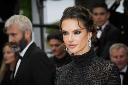 Alessandra-Ambrosio-Killers-Of-The-Flower-Moon-Cannes---20.05.2023_-38aac8efc2c73d7f79.jpeg