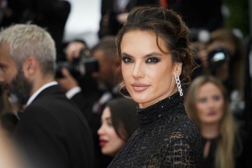 Alessandra-Ambrosio-Killers-Of-The-Flower-Moon-Cannes---20.05.2023_-47dc0660a49b4dfa52.jpeg