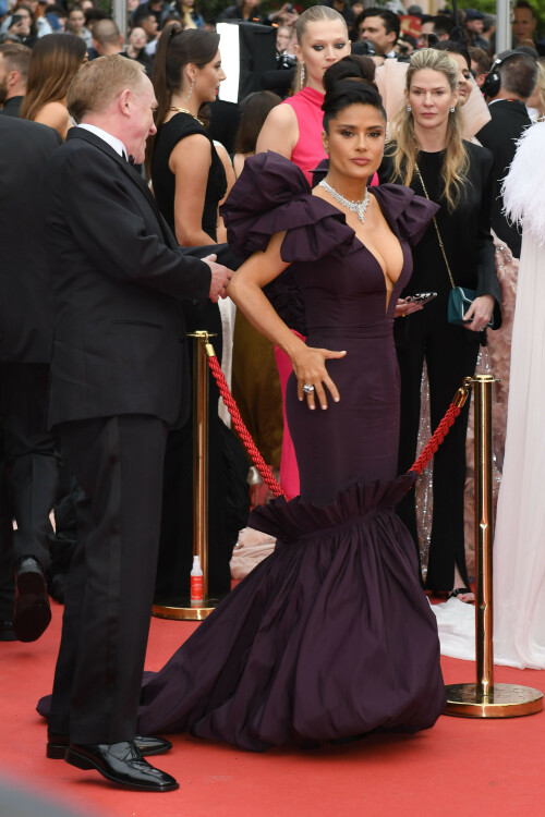 SalmaHayek_Cannes_2023_7641ea17644b4198b9.jpeg