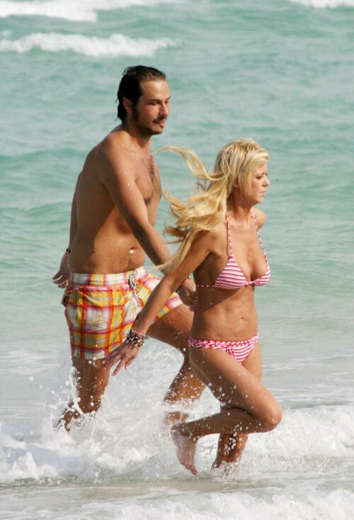 Tara-Reid-Kosty555.info-0036d6e2382f01925791