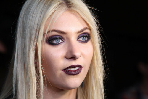 Taylor-Momsen-Kosty555.info--00240e1f701fce493e7f