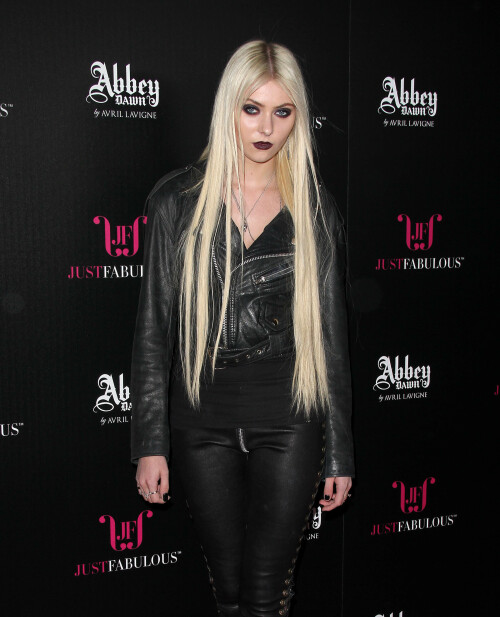 Taylor-Momsen-Kosty555.info--0031a68c526fb8787b2b.jpeg