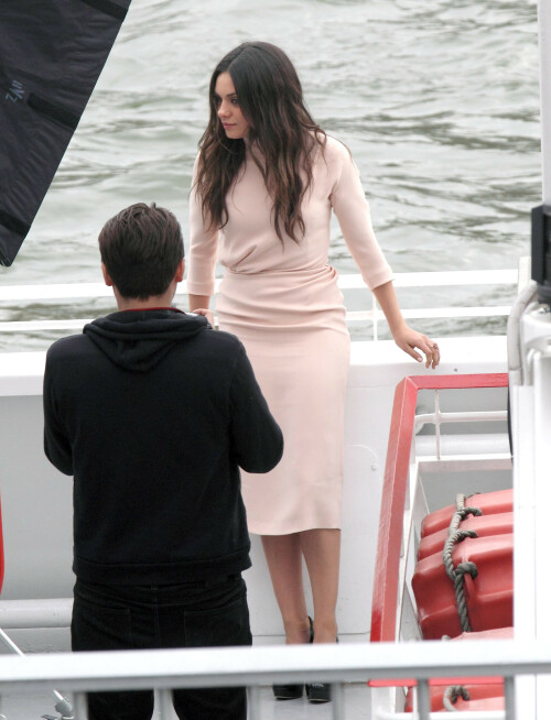 Mila_Kunis-06-Kosty555.infoc1c128cf2933bd4d