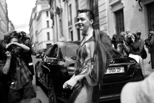 Maisie Williams | Iris Van Herpen Haute Couture Show, Paris - July 3, 2023

10 HQ pics: http://kosty555.info/index.php?showtopic=299218

Game of Thrones star Maisie Williams stuns in a sheer mini dress with brown tulle swirled around her at the Iris Van Herpen Haute Couture show in Paris.

#MaisieWilliams #ParisFashionWeek