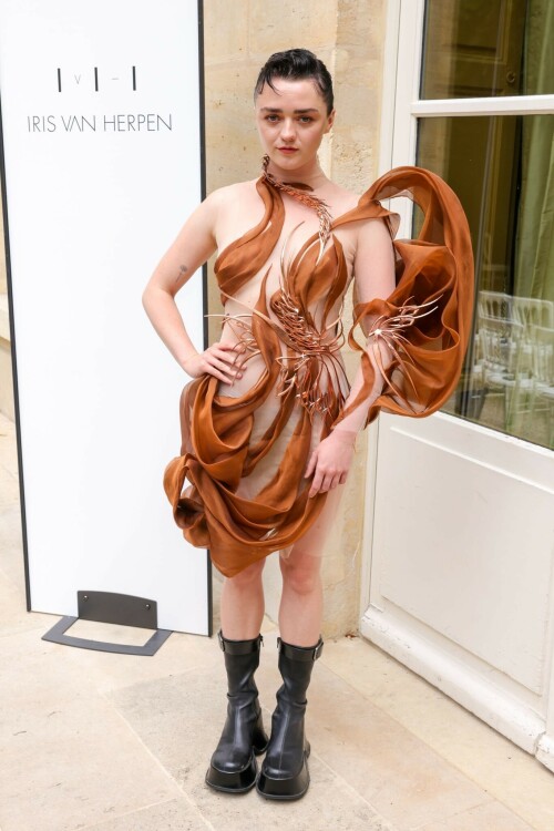 Maisie Williams | Iris Van Herpen Haute Couture Show, Paris - July 3, 2023

10 HQ pics: http://kosty555.info/index.php?showtopic=299218

Game of Thrones star Maisie Williams stuns in a sheer mini dress with brown tulle swirled around her at the Iris Van Herpen Haute Couture show in Paris.

#MaisieWilliams #ParisFashionWeek