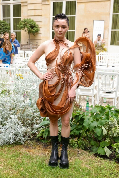 Maisie Williams | Iris Van Herpen Haute Couture Show, Paris - July 3, 2023

10 HQ pics: http://kosty555.info/index.php?showtopic=299218

Game of Thrones star Maisie Williams stuns in a sheer mini dress with brown tulle swirled around her at the Iris Van Herpen Haute Couture show in Paris.

#MaisieWilliams #ParisFashionWeek