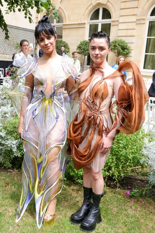 Maisie Williams | Iris Van Herpen Haute Couture Show, Paris - July 3, 2023

10 HQ pics: http://kosty555.info/index.php?showtopic=299218

Game of Thrones star Maisie Williams stuns in a sheer mini dress with brown tulle swirled around her at the Iris Van Herpen Haute Couture show in Paris.

#MaisieWilliams #ParisFashionWeek
