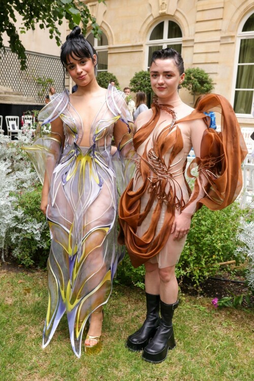 Maisie Williams | Iris Van Herpen Haute Couture Show, Paris - July 3, 2023

10 HQ pics: http://kosty555.info/index.php?showtopic=299218

Game of Thrones star Maisie Williams stuns in a sheer mini dress with brown tulle swirled around her at the Iris Van Herpen Haute Couture show in Paris.

#MaisieWilliams #ParisFashionWeek