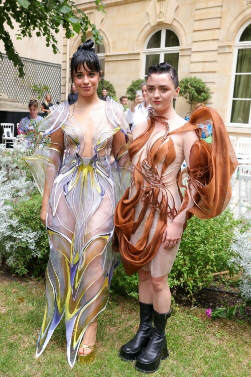 Maisie Williams | Iris Van Herpen Haute Couture Show, Paris - July 3, 2023

10 HQ pics: http://kosty555.info/index.php?showtopic=299218

Game of Thrones star Maisie Williams stuns in a sheer mini dress with brown tulle swirled around her at the Iris Van Herpen Haute Couture show in Paris.

#MaisieWilliams #ParisFashionWeek