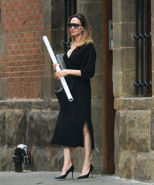 angelina_jolie_out_in_new_york_06-28-2023-19c454cbbd5b6a6862.jpeg