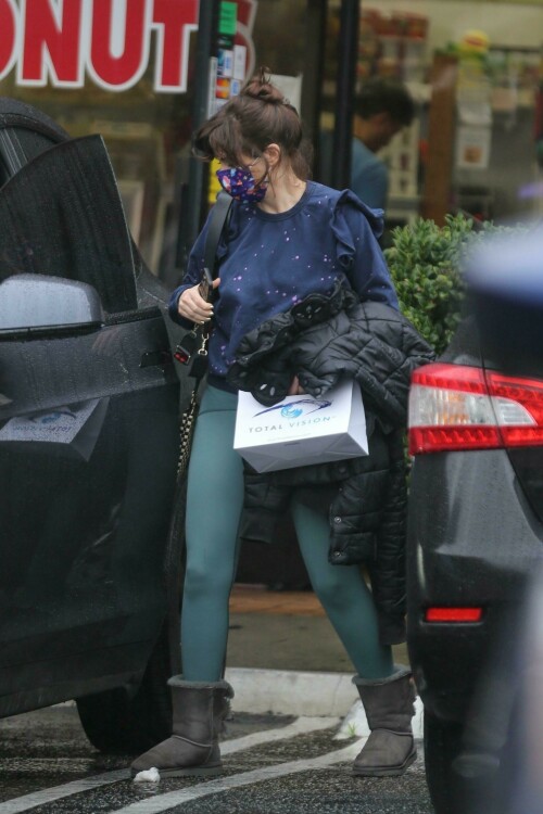 Zooey Deschanel | Grabs some donuts in yoga pants in West Hollywood during the rain - July 7, 2023

9 HQ pics: http://kosty555.info/index.php?showtopic=299435

#ZooeyDeschanel