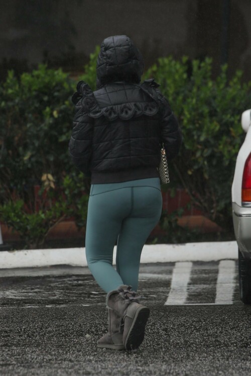 Zooey Deschanel | Grabs some donuts in yoga pants in West Hollywood during the rain - July 7, 2023

9 HQ pics: http://kosty555.info/index.php?showtopic=299435

#ZooeyDeschanel