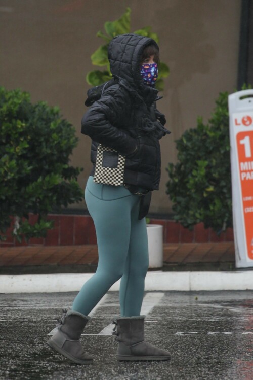 Zooey Deschanel | Grabs some donuts in yoga pants in West Hollywood during the rain - July 7, 2023

9 HQ pics: http://kosty555.info/index.php?showtopic=299435

#ZooeyDeschanel