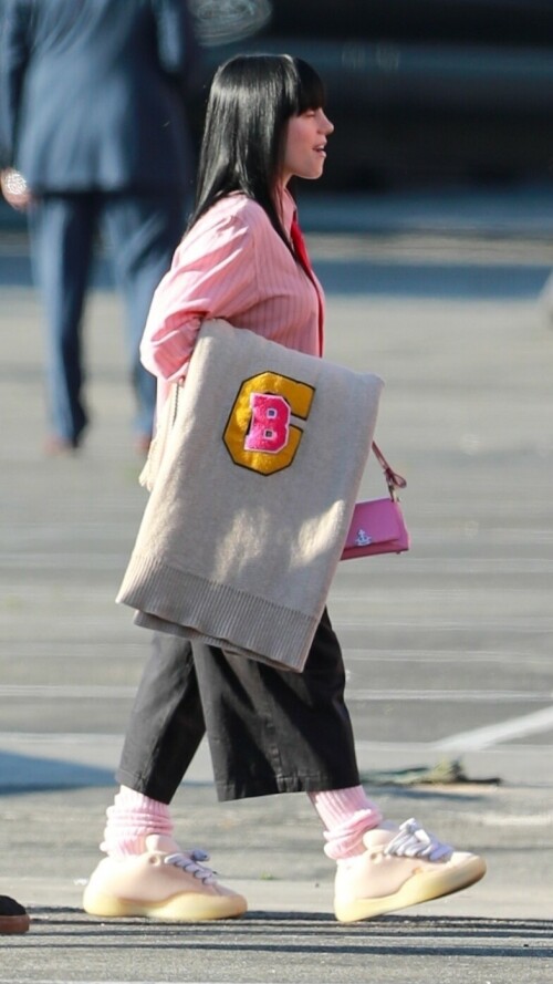 Billie-Eilish---Arrives-at-the-Barbie-Premiere-in-Los-Angeles-09.07-4a4950cf8260214bc.jpeg