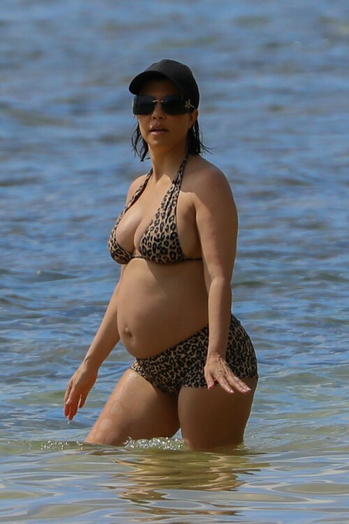 Kourtney-Kardashian-baby-bump-in-Kauai-Hawaii---July-11-2023-1069c87c8fa80d281e.jpeg